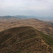 Vankasar - Ausblick am Gipfel in etwa südwestliche Richtung. In der rechten Bildhälfte lugt auch ein Stück des Xaçınçay-Stausees (aserbaidschanisch: Xaçınçay su anbarı) heraus, den wir später noch besuchen werden.