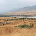 Bei Xaçındərbətli (armenisch: Արմենակավան / Armenakavan) - Blick über den zerstörten Ort am südlichen Ufer des Xaçınçay-Stausees. Im Hintergrund ist die Bergkulisse im trüben Dunst noch halbwegs zu erahnen.