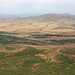 Vankasar - Ausblick am Gipfel in etwa westliche Richtung über des Tal des Flusses Xaçınçay. Auf dem dahinter parallel entlang führenden Sträßchen werden wir später zum Xaçınçay-Stausee fahren.