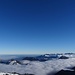 hier zeigt sich recht gut, die Vor- und Chiemgauer Alpen halten die Wolken zurück. Dahinter ist es relativ wolkenfrei und man kann sogar den Chiemsee in der Bildmitte erkennen 
