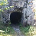 Hier führt der Wanderweg sogar durch einen Tunnel.