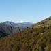Sguardo in Val Serdena, sullo sfondo oltre al [http://www.hikr.org/tour/post14291.html Tamaro] e al [http://www.hikr.org/tour/post14381.html Gridone] si vedono già i giganti vallesani.