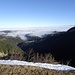Schneereste oberhalb der Stächeleggflue - mit Blick über den tiefen Einschnitt der Kleinen Fontanne zum Nebelmeer über dem Mittelland