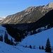 Rückblick vom Strässchen wenig oberhalb P.1322m auf des durchwanderte, kalte und schattige Tal mit dem Bach L'Eau Froide. Rechts oben ist der Berg La Douve (2170m) zu sehen. 