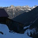 Bei der Alp Le Fodéra (1532m) war die erste Trinkpause angesagt. Von hier geht es mit Schneeschuhen da nun endlich eine durchgehende Schneeschicht den Boden bedeckt.