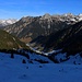 Rückblick in der Nähe der Alphütte Le Lévanchy auf das Tal vom Bach L'Eau Froide an dessen Ausgang L'Etivaz liegt. Gegenüber sind die Gipfel La Douve (2170m), Le Biolet (2293m) und Gummfluh (2458,0m), links hinten in der Ferne die Feiburger Alpen.