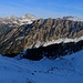 Die Höhe des Kammes Les Arpilles ist erreicht, der Hauptgipfel ist Tête à Josué (2133m), rechts ist der Südgipfel P.2101m. Hinter dem Kamm ist links die Gummfluh (2458,0m), rechts das Witteberghore (2350m).