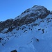 Unterhalb vom L'Aiguille Ostfuss quert man durch ein Blockfeld hinüber unter die Felswände der La Pare (2540m). Hier sind Schneeschuhe gegenüber von Ski von Vorteil.