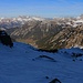 Das Pamorama weitet sich mit jedem Höhenmeter! Links sind die Freiburger Alpen, rechts die Gipfel der Grenzregion Waadt-Bern mit der Gummfluh (2458,0m).