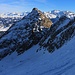 Im Schneesattel mit Blick auf die La Pare (2540m). Weit befinden sich zwei Skitourengänger im Aufstieg.