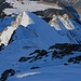 Le Tarent (2548,0m): Tiefblick unterhalb des Gipfels auf den Schneesattel und die viel tiefer liegende L'Aiguille (2412m).