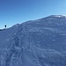 Le Tarent (2548,0m): Auf den letzten Schritten zum Gipfel wo sich gerade ein Sckitourengänger für die Abfahrt bereit macht.