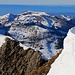 Le Tarent (2548,0m): Gezoomte Gpfelaussicht auf den Rochers de Naye (2041,9m); am Horizont ist der Jura-Hügelzug zu sehen.