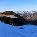 Im Abstieg werden die Schatten der Berge schon wieder grösser.<br /><br />Links ist der Hügel Corne des Brenlaires (1879m), dahinter die Freiburger Alpen.