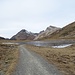 Der Weg vom Lago Bianco hinab zur Lagalb: Auch auf dem viel kleineren Lago Nair hat es Eisläufer.