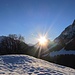 Die Morgensonne kommt zwischen Juppenspitze und Mohenfluh hervor
