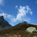 Leutschachhütte von Bergspitzen überragt