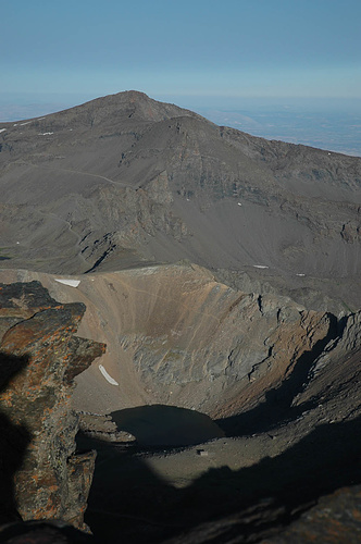 Pico Veleta mit der Piste. Da braucht man gute Mountainbike-Reifen, wenn man hier radeln will.
