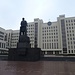 die riesige Lenin-Statue vor dem Regierungsgebäude