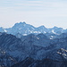 Der gewaltige Bergstock der Fluchthörner thront hoch über den Vorarlberger und Liechtensteiner Gipfeln vorne