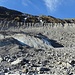 Die Gletscherzunge von der Seite. Oben die Seitenmoräne aus der Kleinen Eiszeit, auf der der Weg zur Bovalhütte verläuft.