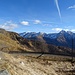 Alp Grüm: Blick auf die Livigner Alpen über einer der vielen Schienenschlaufen der Berninabahn.