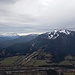Brauneck und links die Zugspitze