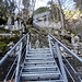 Steil geht's nun bergauf, über Treppen....