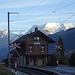 Bahnhof Weissenburg. Die Schatten sind bereits lang.