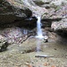 Ein Steinmandli, dass zugleich als Tritt zum Überwinden des Wasserfalls dient.