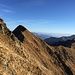 Traversando circa 40 metri sotto la cima del Pizzo delle Rossole - Uno sguardo a ritroso verso la cresta percorsa