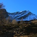 Die steile, düstere Nordostflanke vom Piz Arbeola (2600m).
