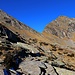 Oberhalb der Weggabelung P.2246m auf der Alp d'Arbeola erkennt man den Übergang Bocca de Rogna (2400m). Darüber erhebt sich der exakt 2600m hohe Piz d'Arbeola.