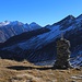 Der grosse Steinmann in der Bocca de Rogna (2400m) steht vor der Alta Burasca (2634m).
