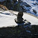 Einzelne Steinmännchen weisen dem Berggänger den Weg in der Piz Pian Grand Nordostflanke.