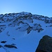 So empfing mich die Piz Pian Grand Nordostflanke: <br /><br />Weit oben ist der Gipfel mit der Wetterstation zu sehen - doch der Weg dahin war ziemlich mühsam. Für Schneeschuhe war es zu felsig und ohne sank ich immer wieder bis zu den Knien ein wenn sich unter dem lockeren Schnee ein Loch befand.