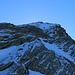 So gut wie möglich wählte ich immer felsige Partien in der Nordostflanke. Dennoch kam ich wehen dem haltlosen Schnee nur langsam voran. Der 2689m hohe Gipfel vom Piz Pian Grand ist an der Wetterstation gut zu erkennen.