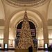 Dresden-Hauptbahnhof, Weihnachtsbaum in der Kuppelhalle<br /><br />Allen LeserInnen meiner Tourenberichte ein frohes und besinnliches Weihnachtsfest!