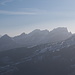 Die Gipfel der Alvierkette im dunstigen Gegenlicht, davor gut zu erkennen die (Kunstschnee-)Pisten am Gamserrugg 
