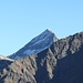 <b>Pizzo Tambo (3279 m), con l'evidente cresta sommitale, lunga circa 100 m.<b></b></b>