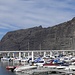 Hafen mit den charakteristischen Felswänden im Hintergrund