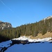 Bei der Jägerhütte (1431m). Schattseitig hat es heute noch einige Schneerestchen.