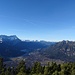 ...Blick über Garmisch hinweg auf die Ammergauer Berge und Wetterstein links. 