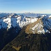 Blick zum Walserkamm und zum Alpstein. Im Vordergrund Grenzspitze, Löffelspitze und Pfrondhorn.