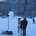 Sonnenschirm im Kältesee? Nein, Sarah Meier mit Nachwuchstalent beim Fotoshooting - brrrrrr!