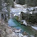 <b>Seguo il sentiero che scende sino al ponte sul fiume Calancasca, dove l’acqua di color smeraldo ha creato una bella pozza. L’altimetro indica 1297 m: è il punto più basso della gita.</b>
