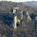 Zoom zum Rusenschloss mit den Kletterfelsen -<br />unterm Schloss sieht man eine grosse Höhle die von Neandertalern bewohnt war