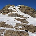 Die letzeten Meter zum Gipfelsteinmann auf dem Le Pipe (2667m) waren nochmals etwas steiler. Der Schnee war hier für wenige Meter etwas mühsam weshalb wir möglichst in den Fels auswichen. 