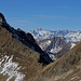 Die prächtige Aussicht vom Le Pipe (2667m), vorbei am Pécianett (2764m), über den Sattel Bassa di Pos Lèi (2592m) zu den Urner Alpen. Schön zu sehen sind der Galenstock (3586m) und der höchste Urner Dammastock (3630,3m).