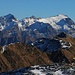 Aussicht vom Le Pipe (2667m) auf den höchsten Tessiner Gipfel Rheinwaldhorn / Adula (3402,2m). Links steht das Güferhorn (3379m), in der Mitte ist das Grauhorn (3260m). Der Gipfel vor dem Rheinwaldhorn ist der Pizzo di Campello (2660m).